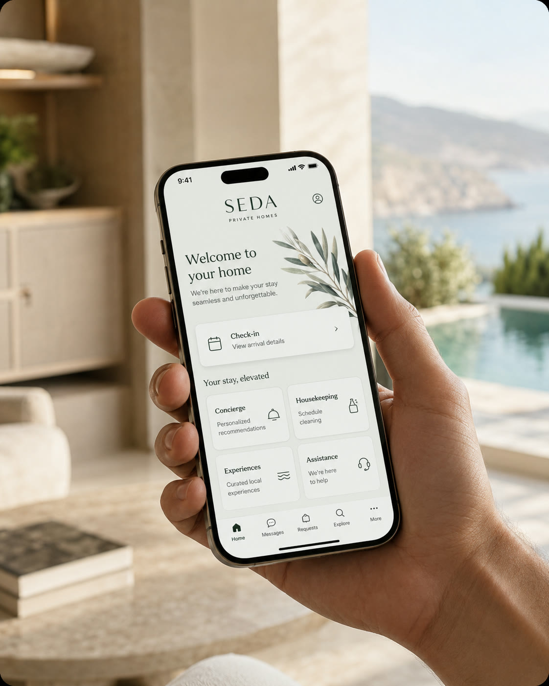 Huésped sosteniendo la Guest App de SEDA — pantalla de bienvenida con check-in, concierge y experiencias — terraza con piscina infinita al fondo